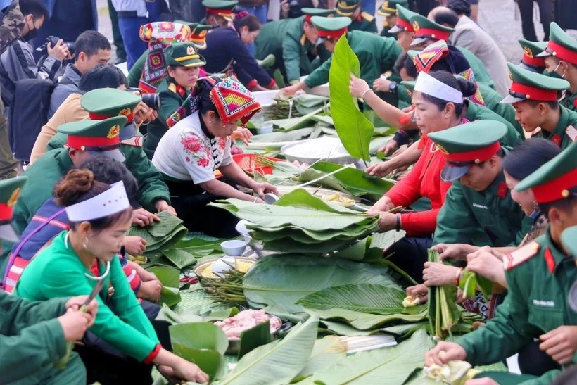 Pour ajouter à l'atmosphère festive, un événement de confection de banh chung (gâteau de riz gluant carré) aura lieu dans la cour du village ethnique Ba Na. Photo ; Vietnamplus