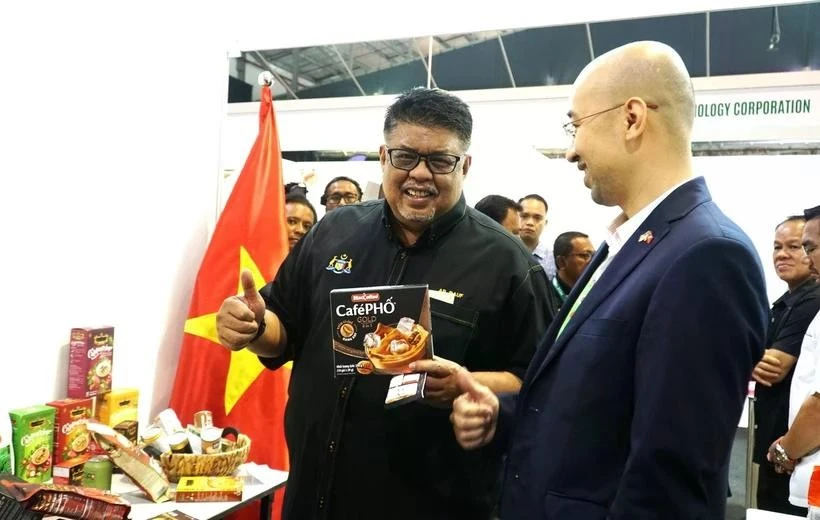 Au Festival Halal de Melaka 2024 en Malaisie (Melaka International Halal Festival 2024 - MIHF), du 20 au 22 décembre, le Bureau commercial du Vietnam en Malaisie a fait forte impression avec ses offres d'aliments et de boissons aux normes halal, en particulier des produits à base de café. Photo : VNA