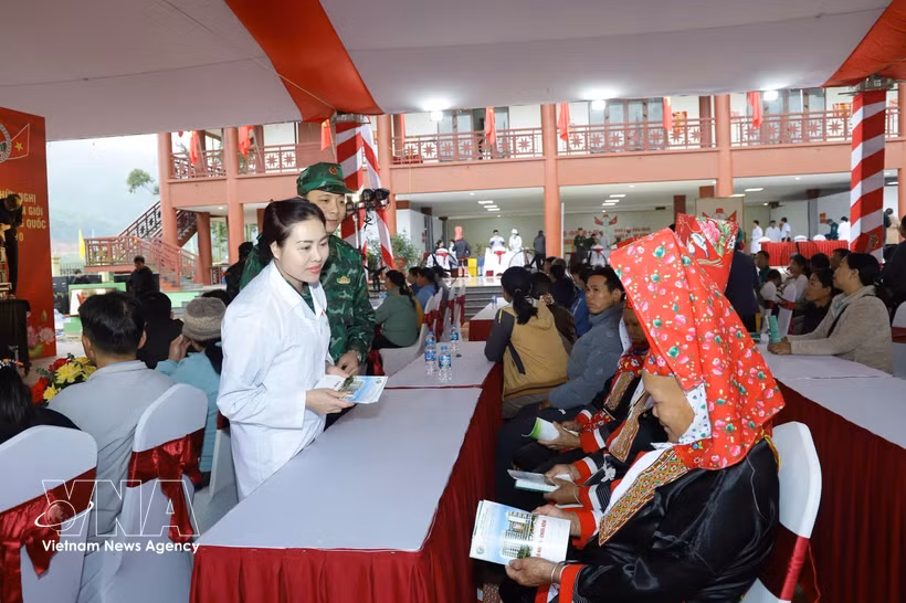 Du personnel médical vietnamien et chinois coordonne des examens médicaux pour les résidents locaux dans le cadre du 10e programme d'échange d'amitié en matière de défense des frontières Vietnam-Chine. Photo : VNA