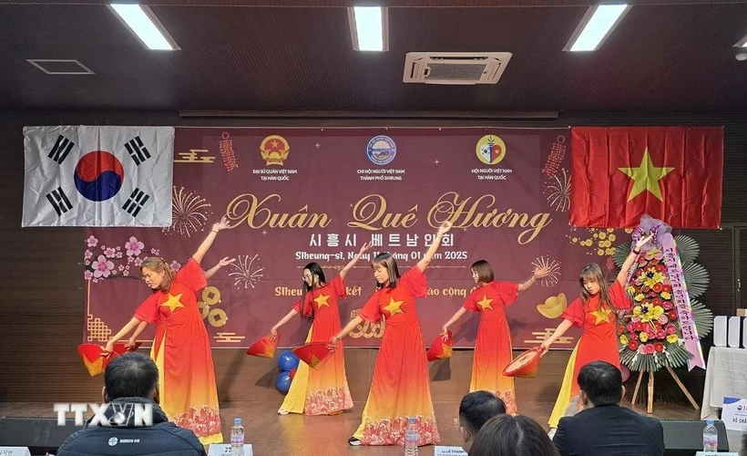 A Siheung, en République de Corée, l'Association vietnamienne locale a organisé une fête du printemps pleine de dynamisme pour accueillir le Nouvel An 2025. Photo : VNA