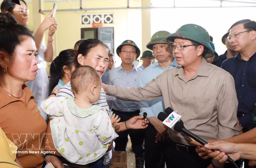 Le vice-Premier ministre Ho Quoc Dung a rendu visite aux sinistrés et de superviser les opérations de secours et de reconstruction après les pluies torrentielles et les crues dans la commune de Muong Than, province de Lai Chau (Nord), Photo : VNA