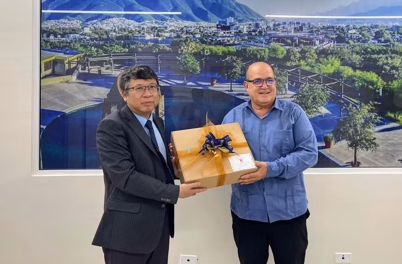 L’ambassadeur Nguyen Van Hai (à gauche) et le Dr Ruben Zardoya, recteur de l’Université Emiliano Zapata. Photo : VNA