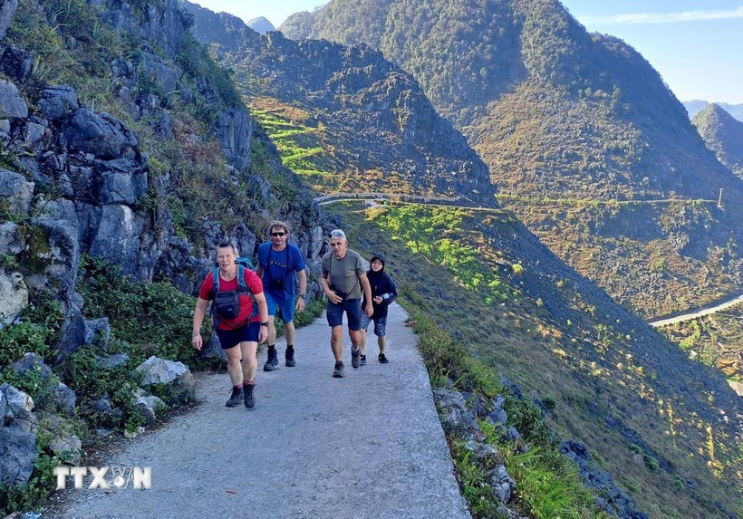 Des touristes étrangers explorent Tuyen Quang. Photo : VNA