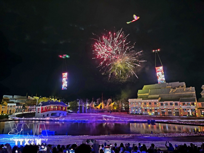 Un spectacle de drones a recréé des images de dragons et de phénix dans le ciel de Hoi An. Photo : VNA