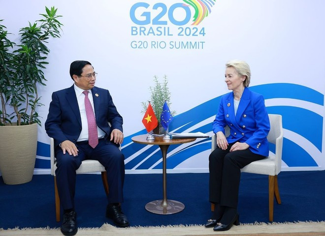 Le Premier ministre Pham Minh Chinh rencontre la présidente de la Commission européenne (CE), Ursula von der Leyen, lors du sommet du G20 en 2024 au Brésil. (Photo : VNA)