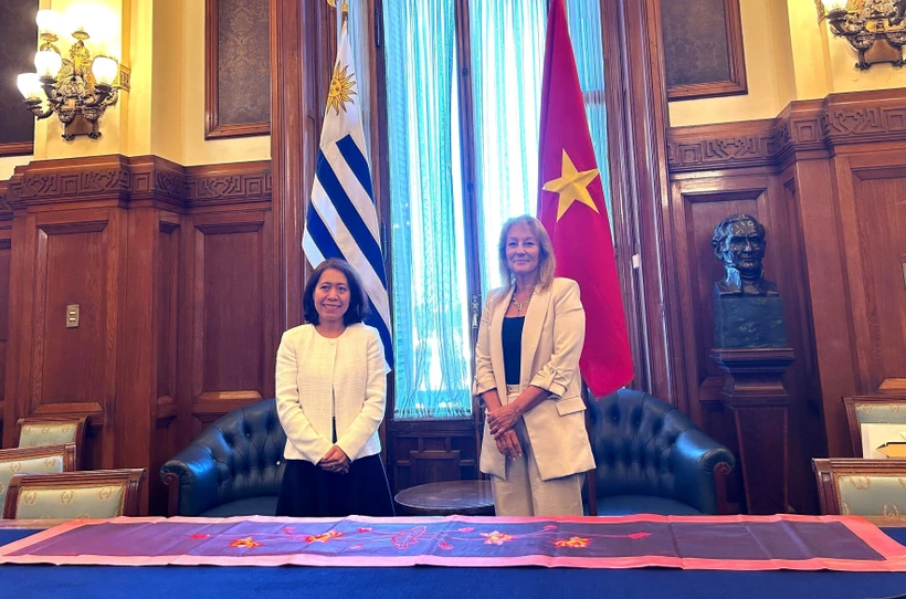 L'ambassadrice du Vietnam en Uruguay, Ngo Minh Nguyet,(gauche) et la vice-présidente élue, Carolina Cosse. Photo : VNA