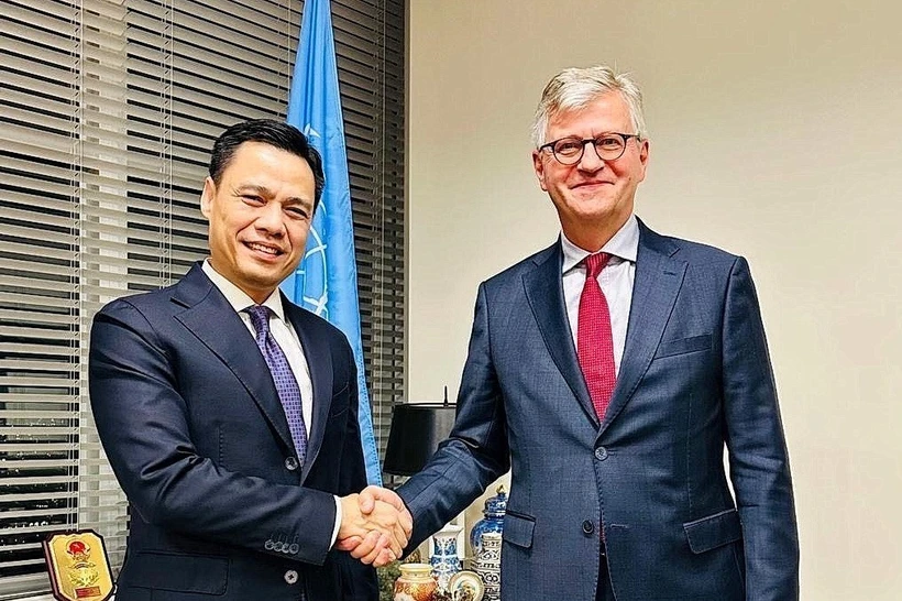 L’ambassadeur Dang Hoang Giang, chef de la Mission permanente du Vietnam auprès des Nations Unies (ONU), et le vice-secrétaire général de l'ONU Jean-Pierre Lacroix (droite). Photo : VNA