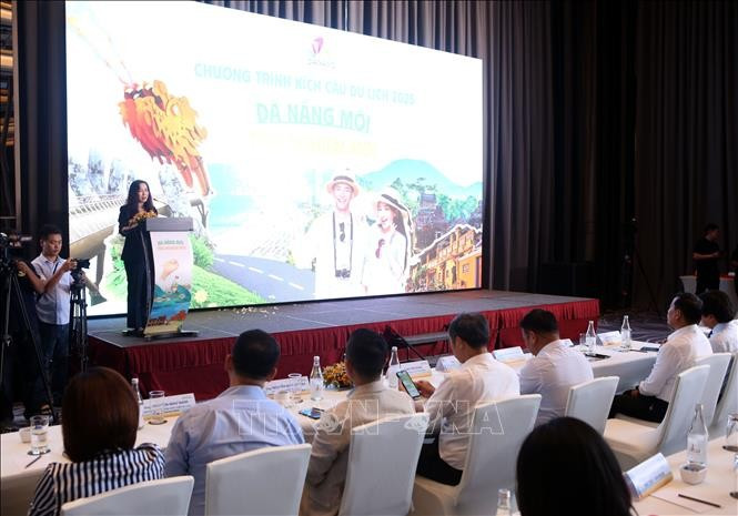 La cérémonie de lancement d'un vaste programme de stimulation touristique pour les derniers mois de 2025 à Da Nang. Photo : VNA