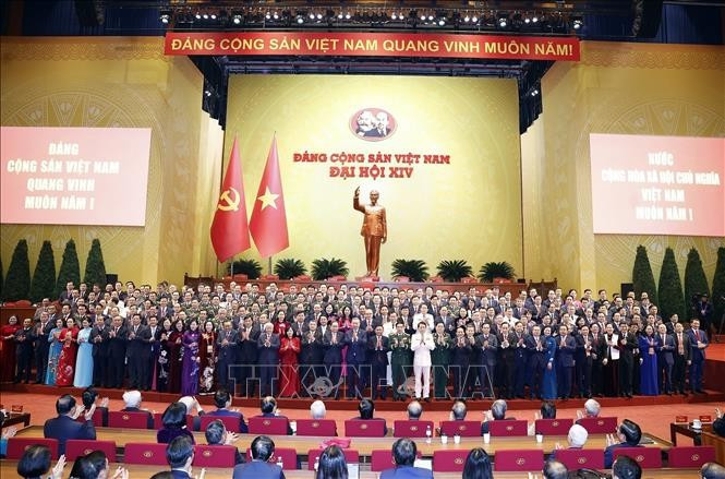 Le 14e Comité central du Parti communiste vietnamien est présenté au Congrès. Photo : VNA