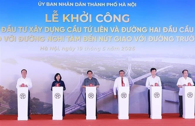 Le Premier ministre (3e à partir de la gauche) donne le coup d'envoi de la construction du pont Tu Liên, à Hanoï. Photo : VNA