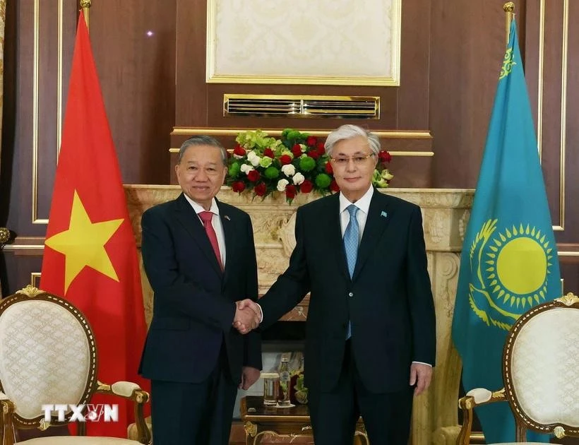Le président du Kazakhstan Kassym-Jomart Tokayev accueille le secrétaire général du PCV Tô Lâm (à gauche). Photo : VNA