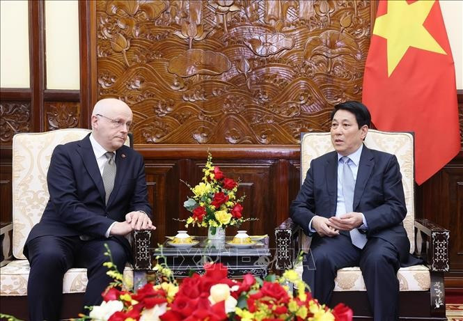 Le président de la République, Luong Cuong (à droite) reçoit l'ambassadeur de Finlande, Keijo Norvanto, venu prendre congé au terme de son mandat au Vietnam. Photo : VNA