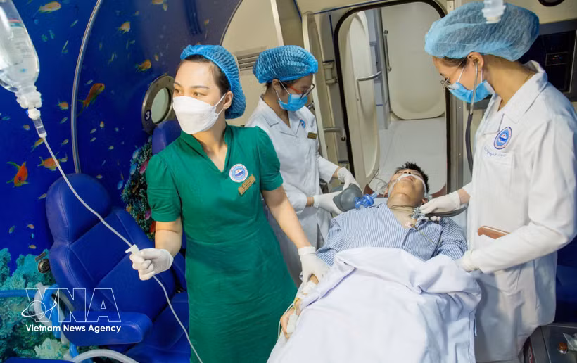 L’une des réalisations majeures de l’Institut de médecine maritime est le système de téléassistance médicale en mer (télémédecine). Photo : VNA