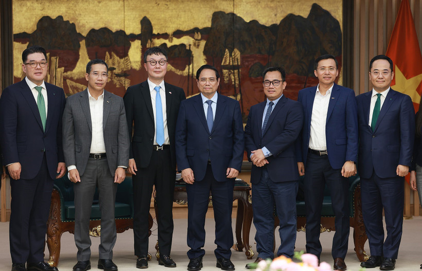 Le Premier ministre Pham Minh Chinh reçoit à Hanoï, Kim Hyoung-nyon, vice-président du groupe sud-coréen Dunamu, et Lee Eun-hyung, vice-président du groupe Hana. Photo : VNA