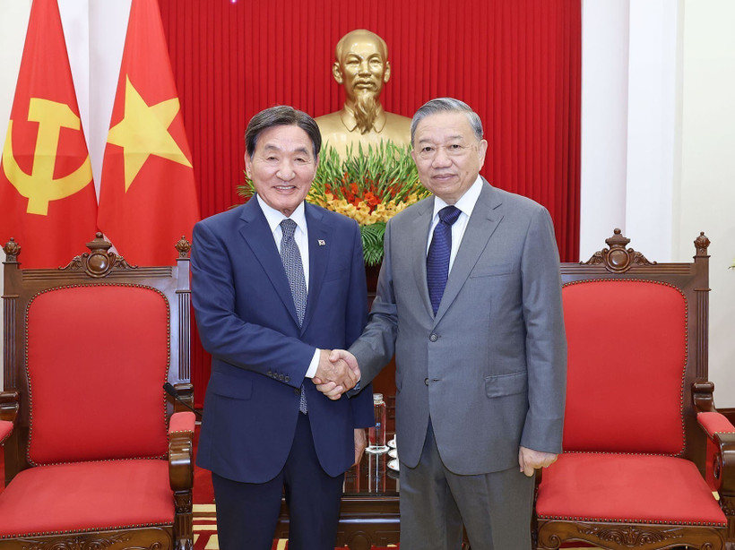 Le secrétaire général du Parti communiste du Vietnam (PCV) Tô Lâm (à droite) reçoit Park Chang Dal, envoyé spécial du président sud-coréen Lee Jae Myung. Photo : VNA