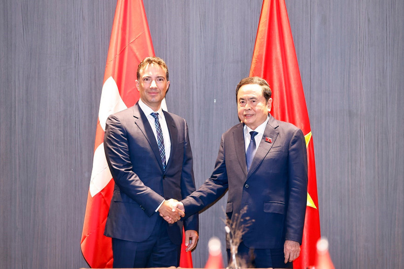 Le président de l’Assemblée nationale Vietnam Tran Thanh Man (à droite) rencontre le président du Conseil des États (Sénat suisse), Andrea Caroni. Photo : VNA