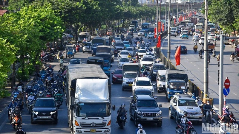 Les émissions des véhicules sont l'une des causes de la pollution atmosphérique dans les grandes villes. Photo : nhandan.vn