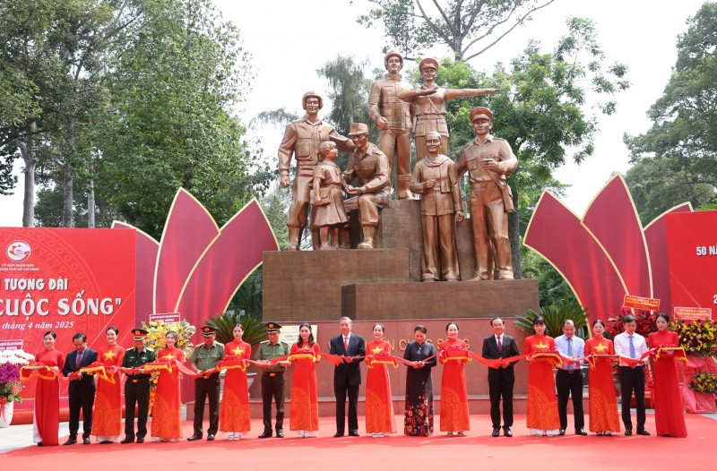 Le secrétaire général Tô Lâm et des dirigeants à la cérémonie d'inauguration du monument. Photo : cand.com.vn