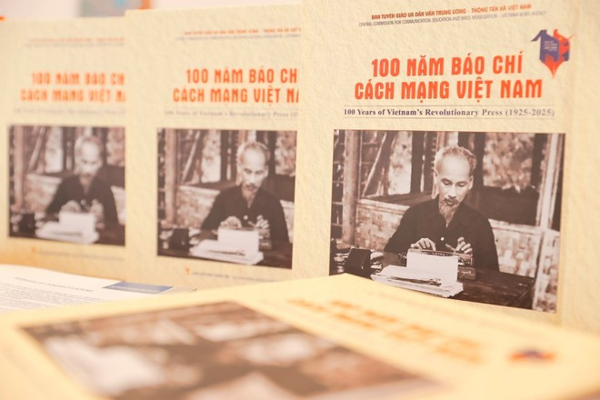Couverture du livre photo «Les 100 ans de la presse révolutionnaire vietnamienne (1925-2025)». Photo : VNA 