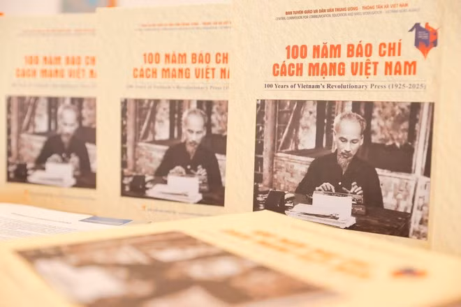 Couverture du livre photo «Les 100 ans de la presse révolutionnaire vietnamienne (1925-2025)». Photo : VNA 