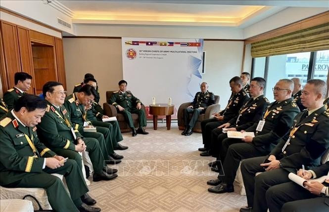 Le général de corps d’armée Nguyên Van Nghia rencontre le chef de la délégation thaïlandaise dans le cadres de la 26e Conférence des chefs des Armées de terre de l'ASEAN. Photo : VNA
