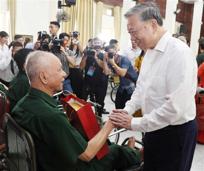 Le leader du PCV Tô Lâm se rend au Centre de soins pour invalides de guerre de Thuan Thanh. Photo : VNA