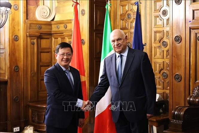 Le ministre italien de la Justice, Carlo Nordio (à droite), et le vice-ministre vietnamien Mai Luong Khoi. Photo : VNA
