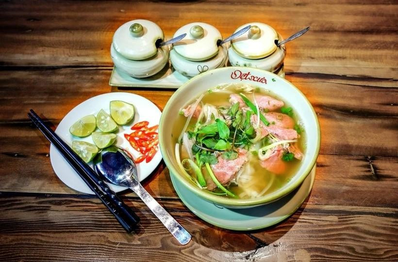 Qu’il s’agisse de plats modestes de rue ou de mets célèbres dans le monde comme le « pho », le « banh mi » ou le « bun ch »a, chaque bouchée raconte une histoire de la capitale millénaire. Photo : Vietnamplus
