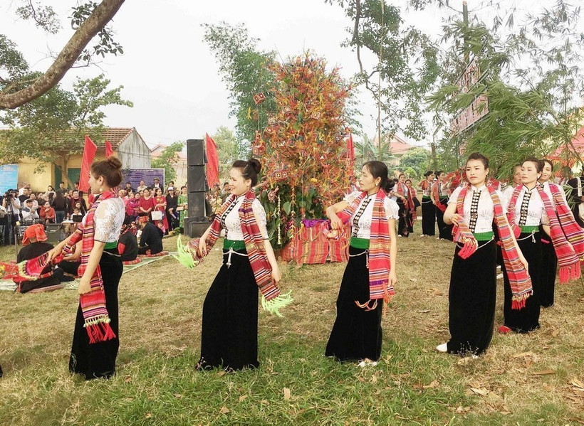 Des jeunes filles de l'ethnie Thai au festival Het Cha. Photo : VNA