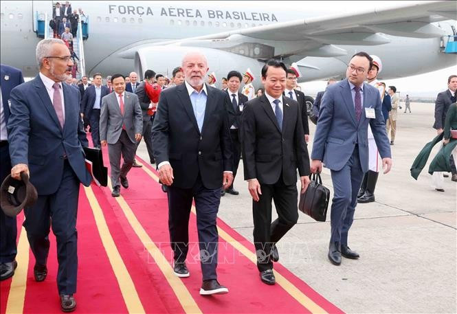 Le président brésilien Luiz Inácio Lula da Silva est arrivé à Hanoï jeudi après-midi 27 mars, entamant sa visite d'État de trois jours au Vietnam. Photo : VNA