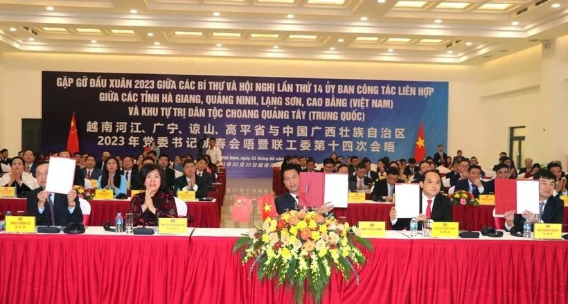 Une rencontre de printemps et une conférence du Comité de travail conjoint entre les provinces de Quang Ninh, Lang Son, Cao Bang, Ha Giang (Vietnam) et la région autonome Zhuang du Guangxi (Chine) en 2023. Photo : VNA