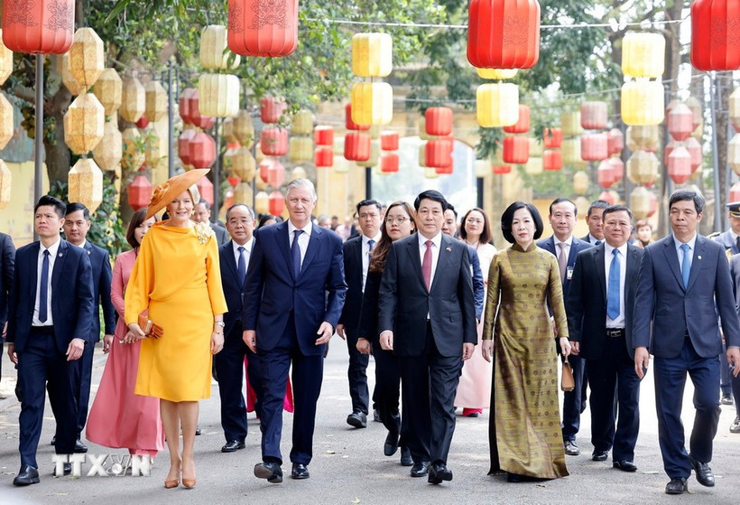 Le président vietnamien Luong Cuong et son épouse Nguyên Thi Minh Nguyêt, accompagnés du roi Philippe et de la reine Mathilde de Belgique visitent la citadelle impériale de Thang Long. Photo : VNA