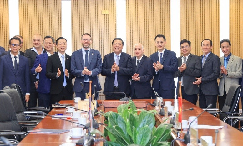 Llors de la réunion de travail tenue le 29 juillet à Hanoï entre le ministre vietnamien de la Construction, Tran Hong Minh, et l’ambassadeur britannique, Iain Frew. Photo : VGP