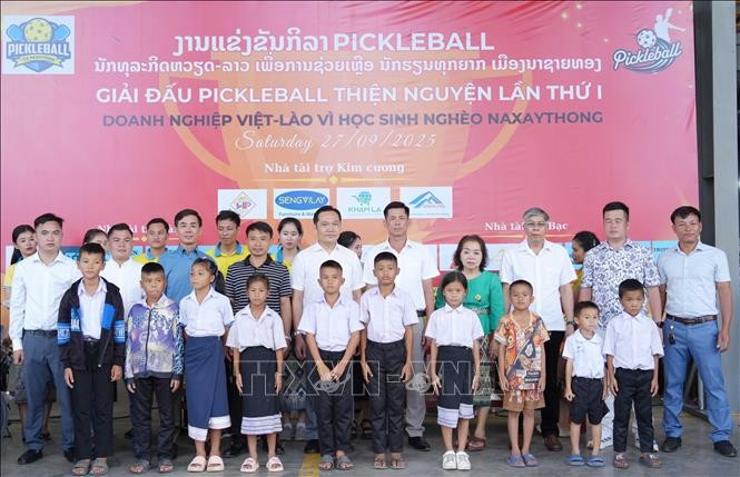 Dans la soirée du 27 septembre, le Club des entreprises de la province de Nghe An dans le district de Naxaithong, à Vientiane, a organisé un programme de remise de 100 bicyclettes et 100 lots de cadeaux à des élèves défavorisés du district. Photo : VNA