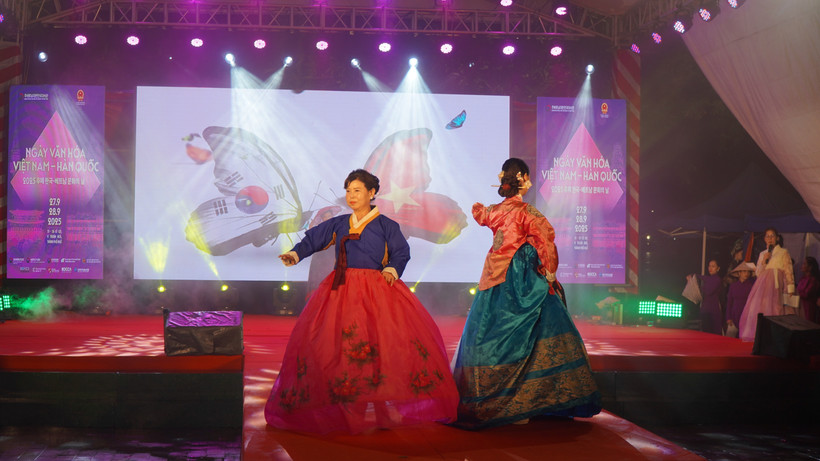 Les visiteurs peuvent essayer le hanbok. Photo : VNA