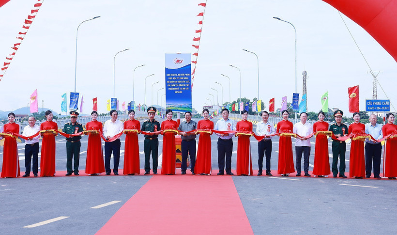 Le Premier ministre Pham Minh Chinh à la cérémonie d’inauguration du nouveau pont Phong Chau dans la province de Phu Tho (Nord). Photo : VNA