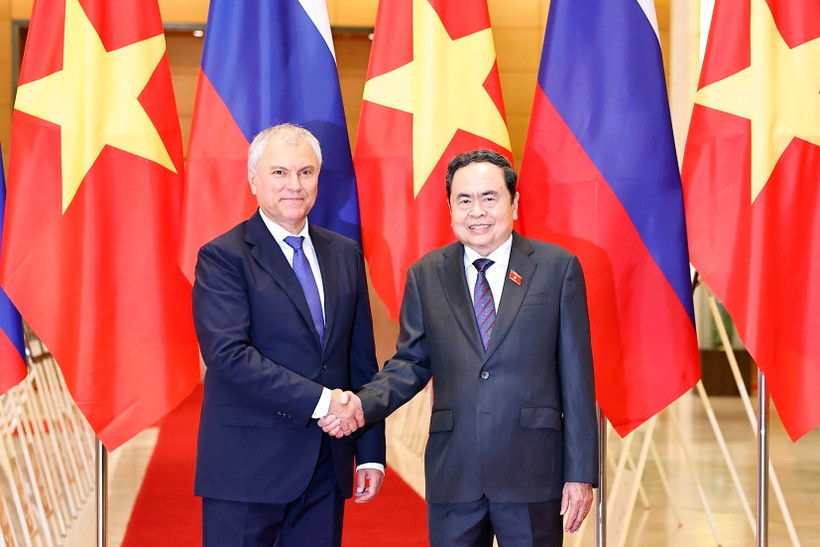 Le président de l’Assemblée nationale (AN) du Vietnam, Trân Thanh Mân (à droite), et le président de la Douma d’État de Russie, Viatcheslav Volodine. Photo : VNA