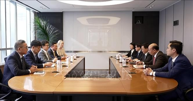 Nguyen Xuan Thang et sa suite travaillent avec des responsables du groupe Samsung, notamment son centre de systèmes de données (SDS) spécialisé dans l’intelligence artificielle. Photo : VNA