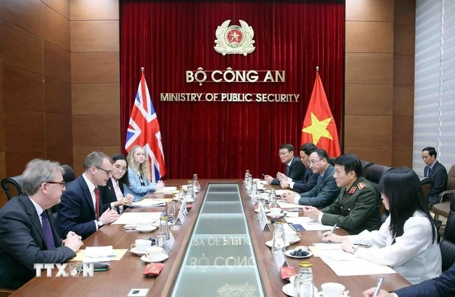 Rencontre entre le ministre de la Sécurité publique, Luong Tam Quang (droite), et le secrétaire d'État du ministère britannique de l’Intérieur, Simon Ridley. Photo : VNA