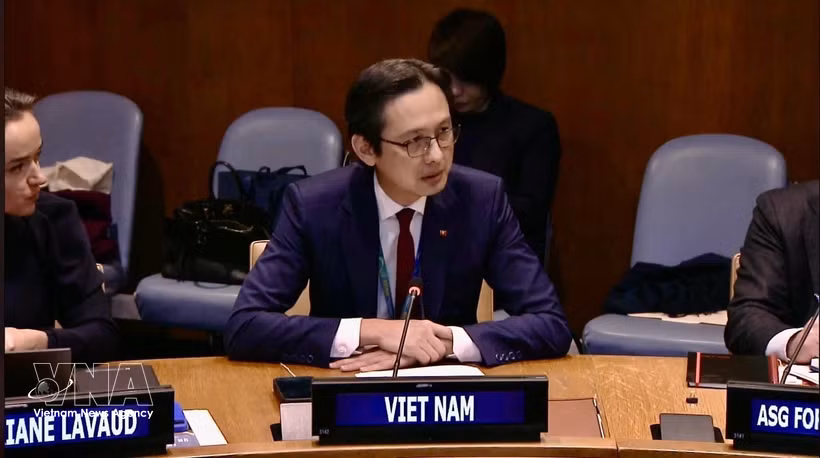 L’ambassadeur Do Hung Viet lors du symposium. Photo : VNA
