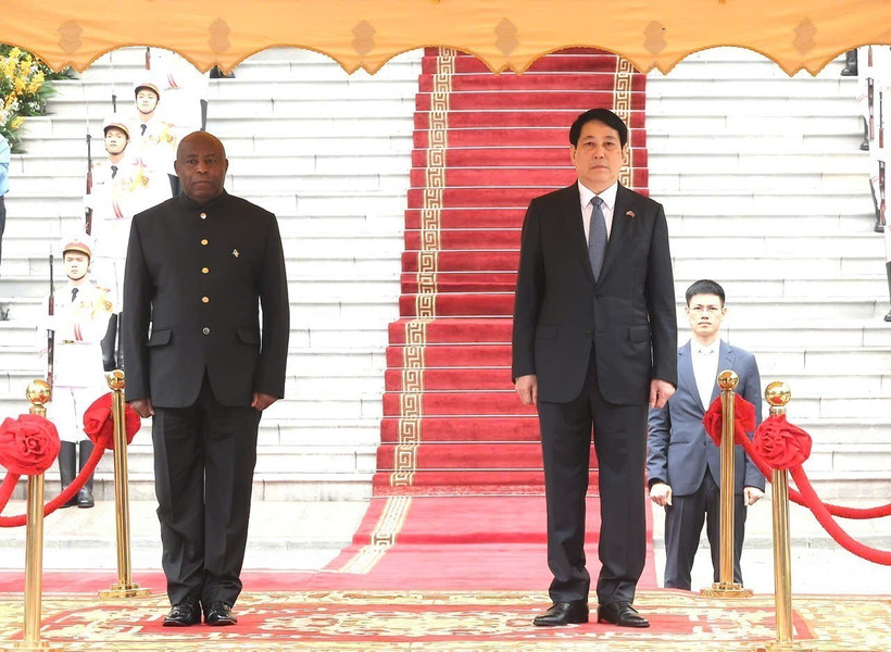 Le président vietnamien Luong Cuong (à droite) et son homologue burundais, Évariste Ndayishimiye. Photo : VNA