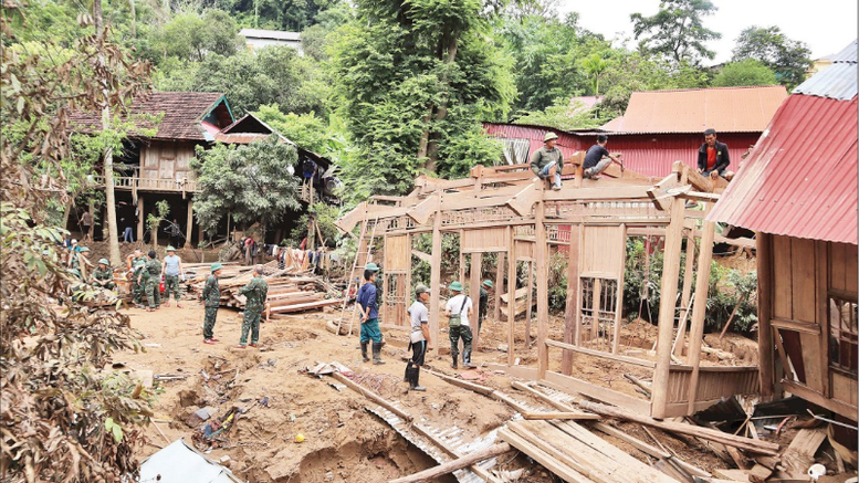 Le Premier ministre a ordonné aux dirigeants locaux de parachever la « Campagne Quang Trung » lancée par lui-même pour accélérer la reconstruction des maisons détruites ou endommagées après les catastrophes naturelles. Photo : https://baochinhphu.vn/