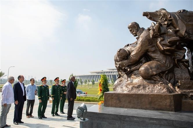 Accompagné de sa délégation, le dirigeant cubain a d'abord honoré la mémoire des experts militaires cubains en déposant une gerbe de fleurs à leur monument. Photo : VNA