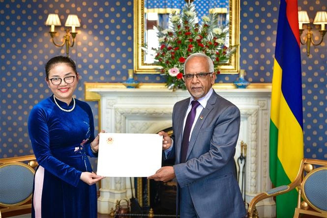L'ambassadrice du Vietnam, Trân Thi Thu Thin, a présenté ses lettres de créance au président de la République de Maurice, Dharambeer Gokhool, le 2 juin, au Palais présidentiel à Port-Louis. Photo : Ambassade du Vietnam au Mozambique/VNA