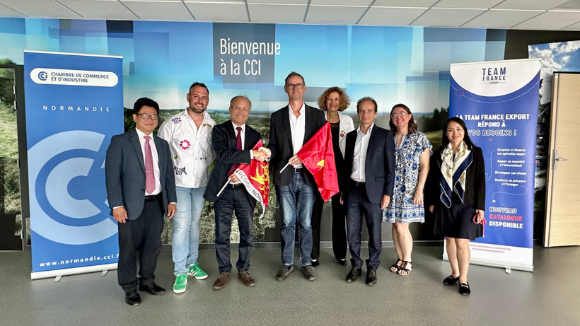 Dans le cadre de sa visite de travail de l’ambassadeur du Vietnam en France, Dinh Toàn Thang, dans la région Normandie, de nombreux représentants d’entreprises locales. Photo : VNA