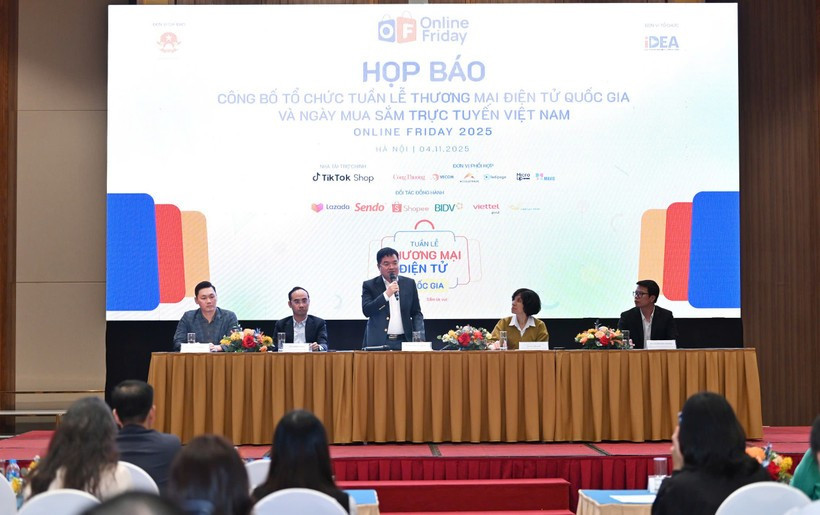 Lors de la conférence de presse pour présenter le programme « Semaine nationale du commerce électronique et Journée d’achat en ligne du Vietnam – Online Friday 2025 ». Photo : VNA