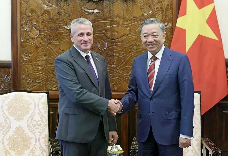 Le président Tô Lâm reçoit l'ambassadeur de la Biélorussie au Vietnam, Uladzimir Baravikou, le 3 juillet 2024. Photo : VNA