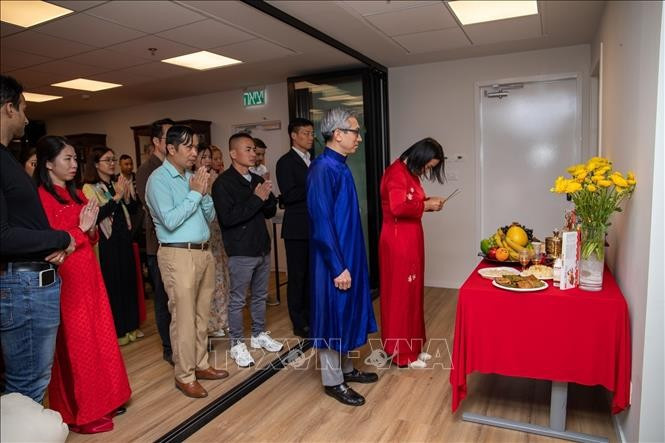 Le Comité exécutif de l'Association des Vietnamiens en Israël, en collaboration avec l'ambassade du Vietnam dans ce pays, a organisé lundi soir 7 avril une cérémonie d'offrande d'encens en commémoration des rois Hùng. Photo : VNA