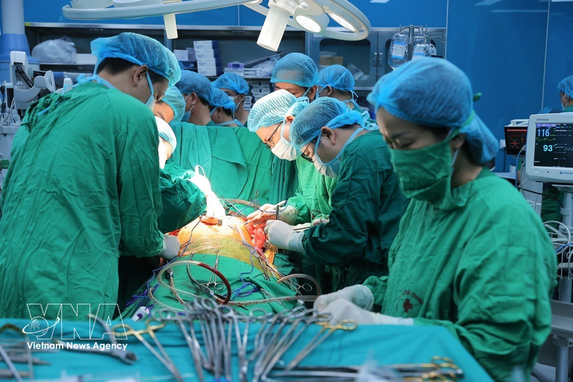 Une opération de transplantation pulmonaire à l'Hôpital national du poumon. Photo : VNA