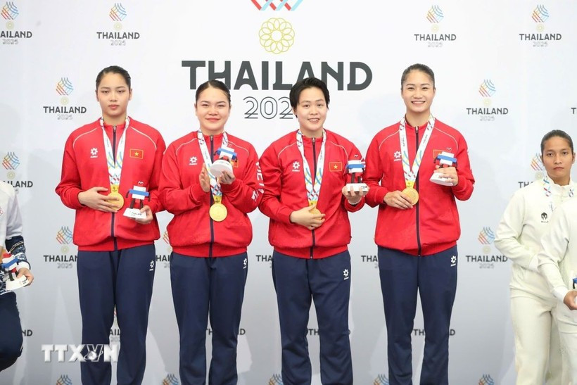 Les athlètes Nguyen Thi Phuong, Nguyen Ngoc Tram, Bui Ngoc Nhi et Hoang Thi Thu Uyen ont remporté la médaille d'or dans l'épreuve de Kata par équipe féminine. (Photo : VNA)